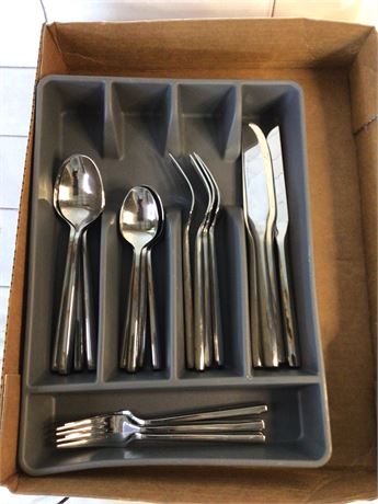 Silverware set with tray