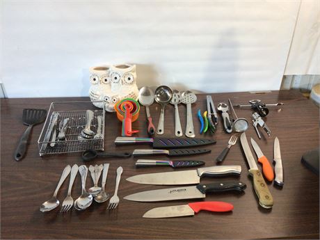 Kitchen accessories and knives